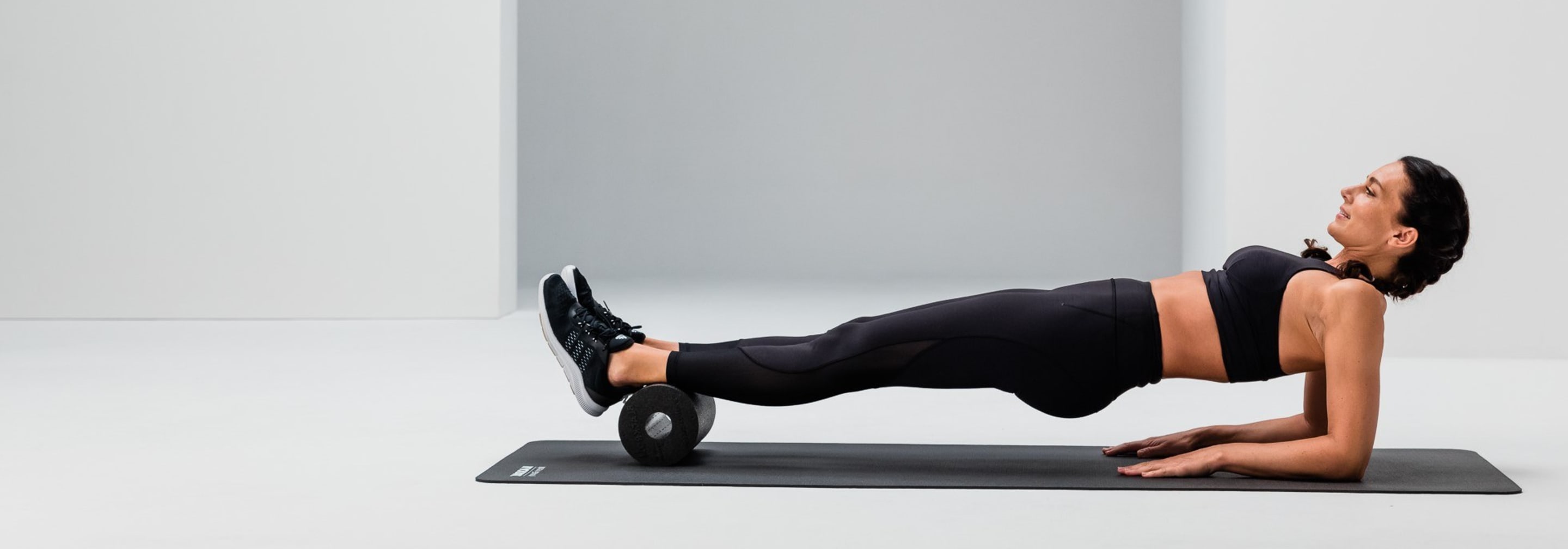 https://storage.googleapis.com/oneworld-prod/assets/reverse-plank_strengthening_blackroll-standard_web_2Y2A0473-3.jpg?v=1706105463
