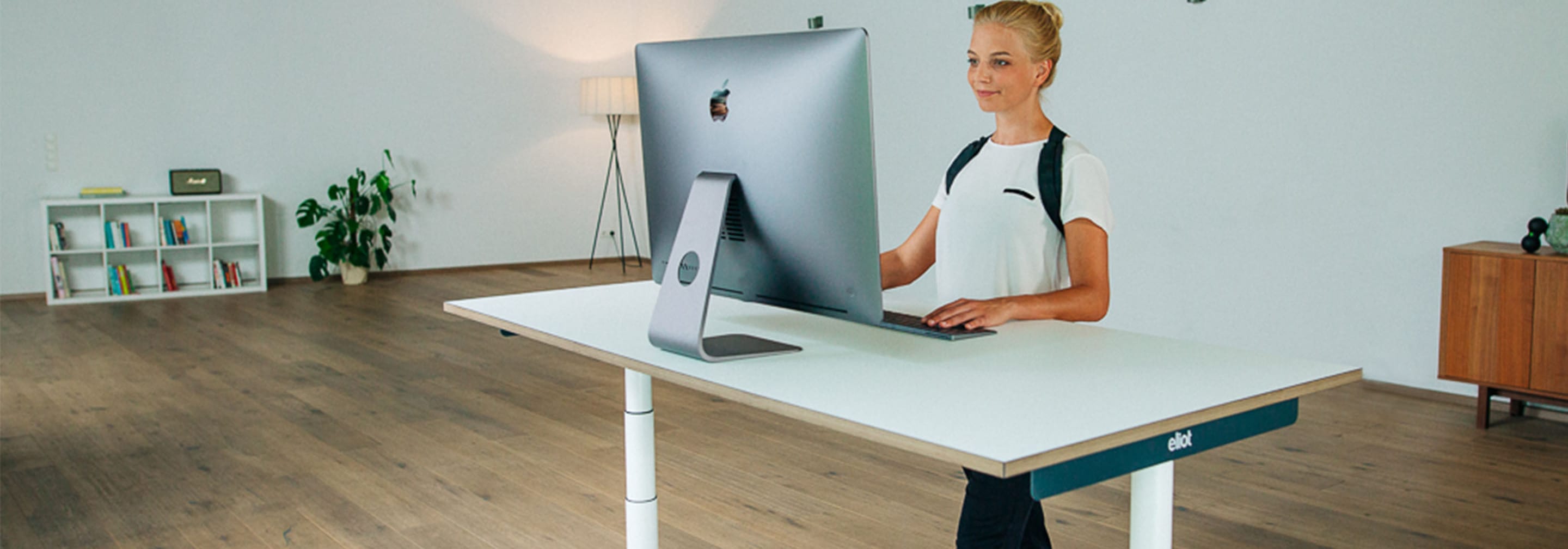https://storage.googleapis.com/oneworld-prod/assets/sitzen-oder-stehen-bei-der-Arbeit.jpg?v=1611042777