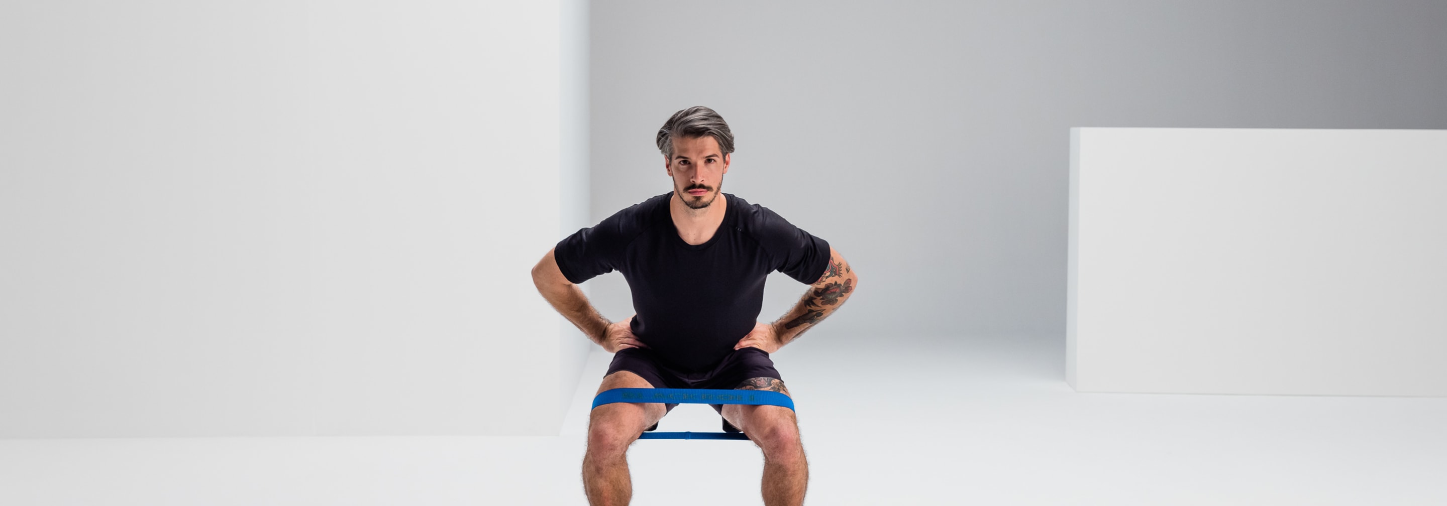 https://storage.googleapis.com/oneworld-prod/assets/squats_strengthening_blackroll-loop-band_web_2_2Y2A5578-1.jpg?v=1697456180