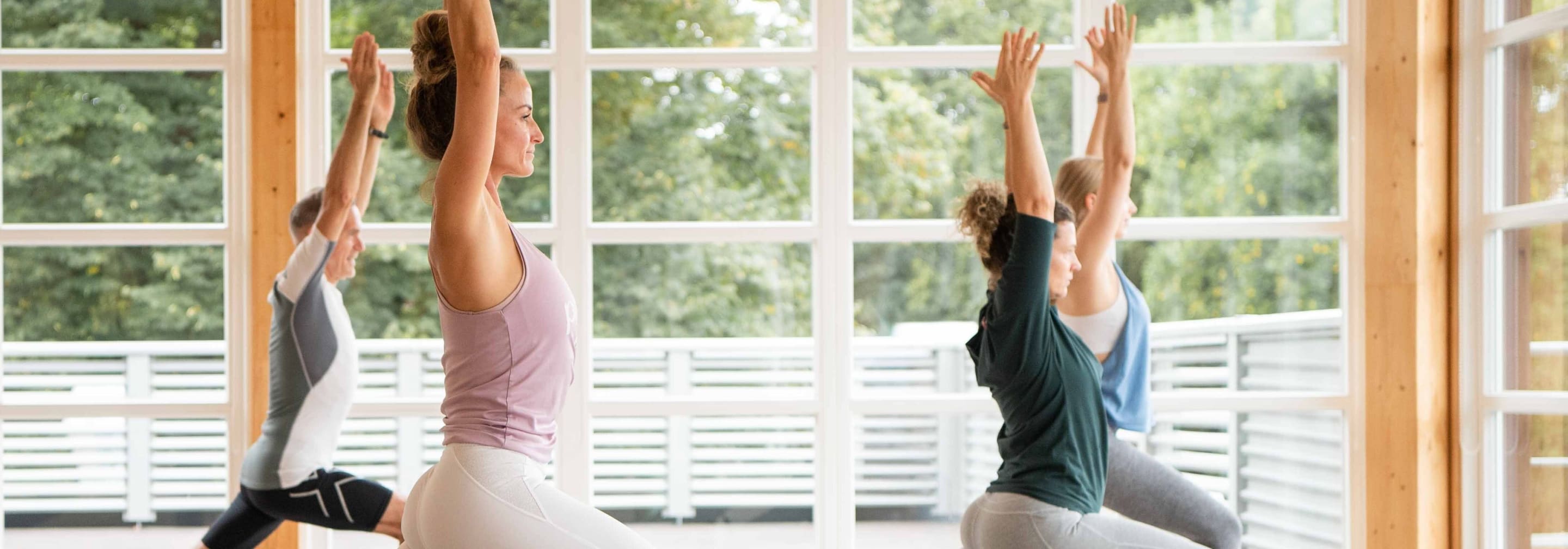 https://storage.googleapis.com/oneworld-prod/assets/wirkung-faszien-yoga-blackroll_2022-03-30-124608_wctj.jpg?v=1648644368