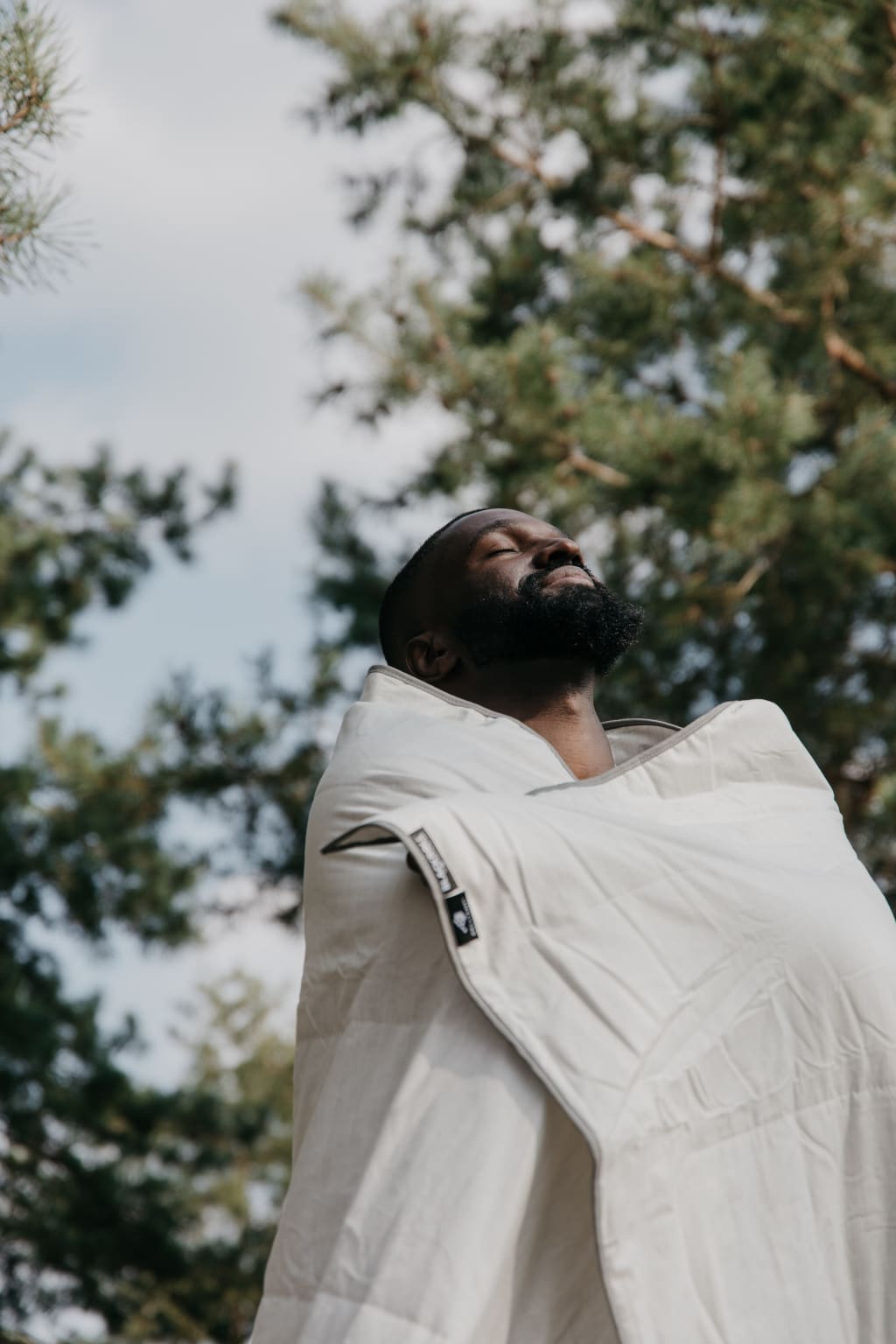 Mann mit BLACKROLL RECOVERY BLANKET ULTRALITE Bettdecke