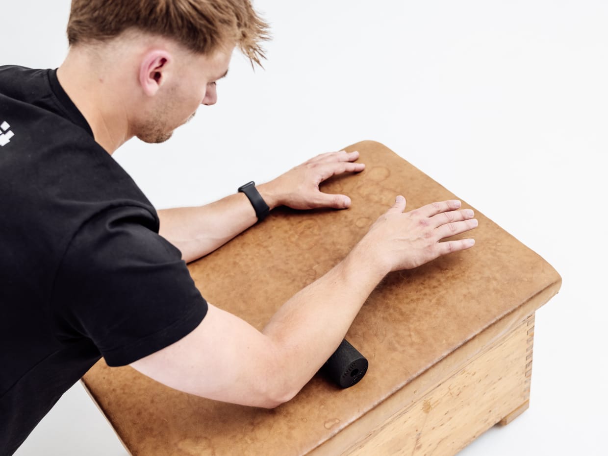 05 Ellenbogen 1 Balance 1 Selbstmassage des Unterarms mit der MINI 2 eci RGB highres