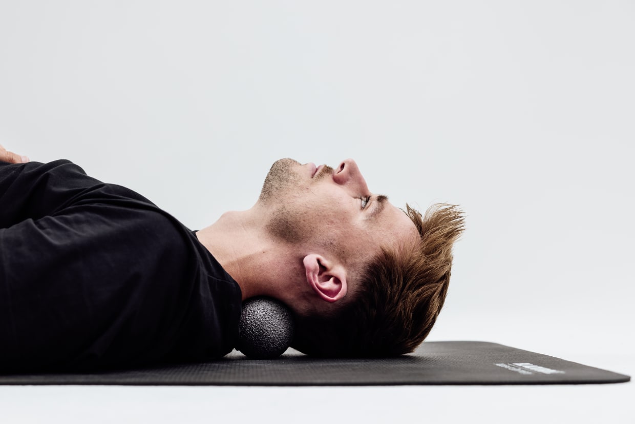 06 BWS HWS 1 Balance 2 Selbstmassage der Nackenmuskulatur mit dem DUOBALL 2 eci RGB highres