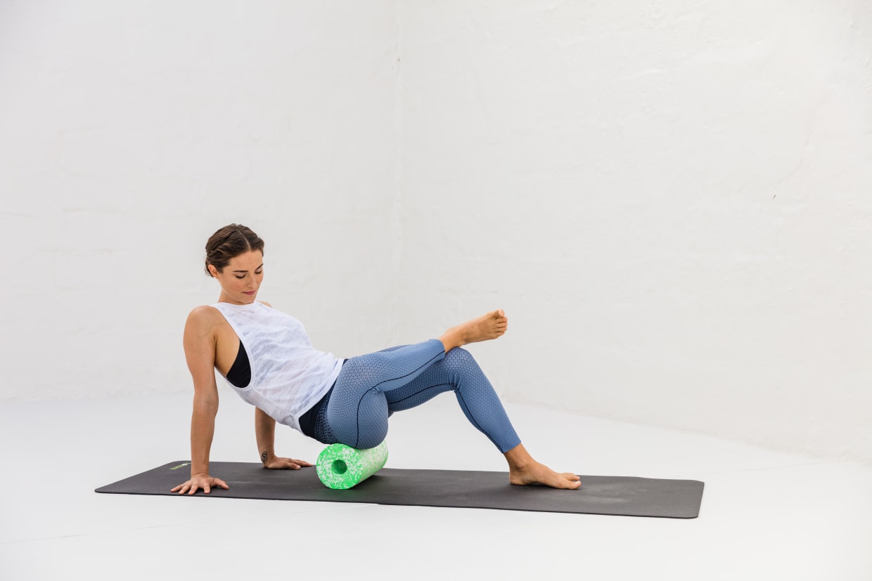 Selbstmassage der Waden mit der Faszienrolle