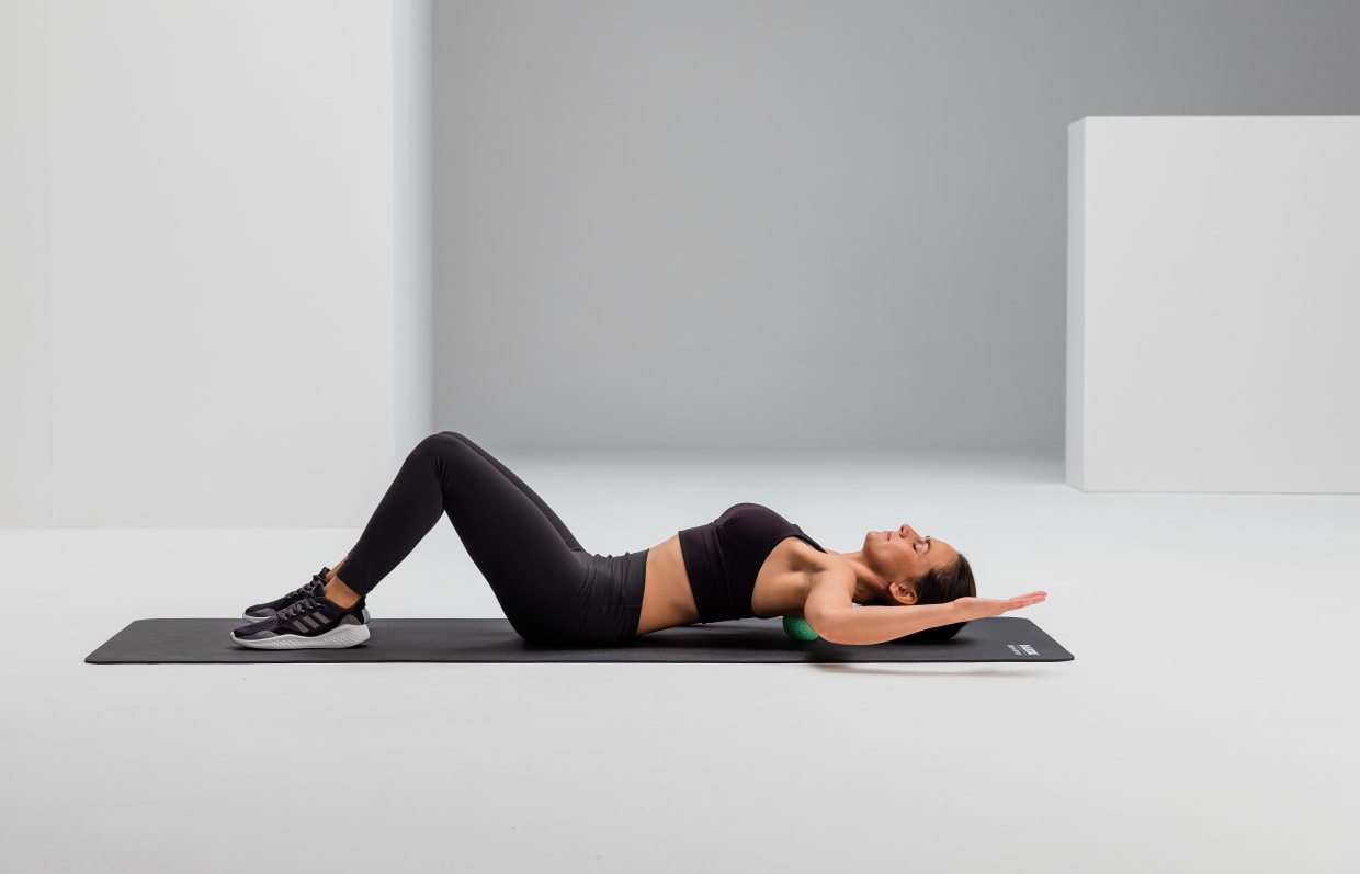 Back mobilisation blackroll ball 08 high res 1 2 Y2 A4191 b