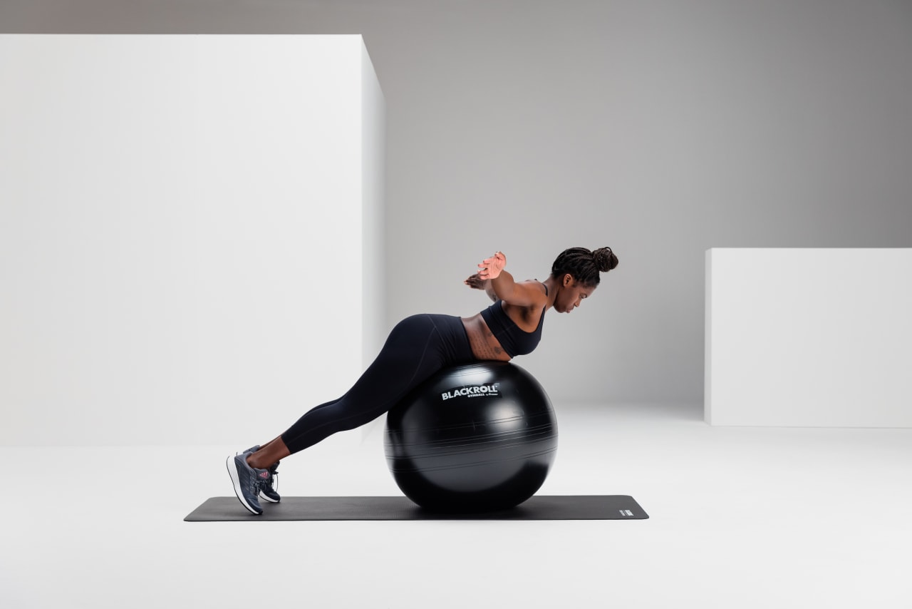 Arm raises strengthening blackroll gymball 45 web 2 Y2 A4699