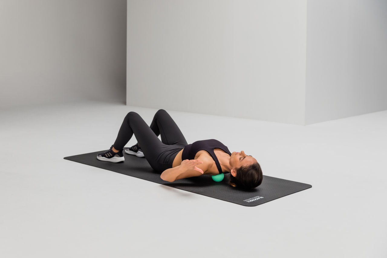 Back mobilisation blackroll ball 08 web 1 2 Y2 A4226