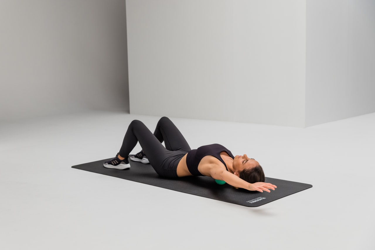 Back mobilisation blackroll ball 08 web 3 2 Y2 A4237