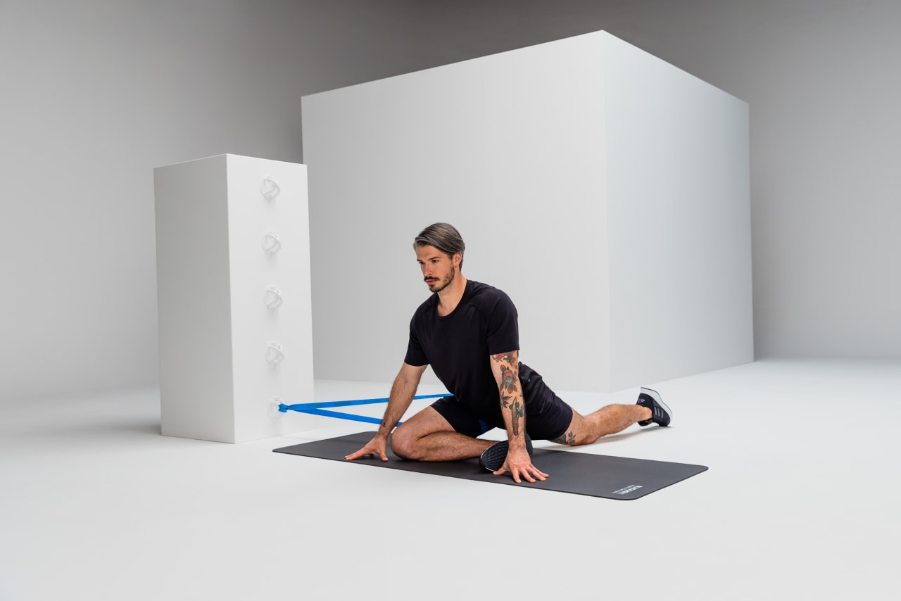 Banded pigeon pose mobility blackroll super band web 2 Y2 A6364 1