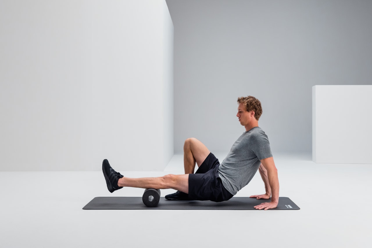 Calf massage recovery blackroll standard web 2 Y2 A7875 1