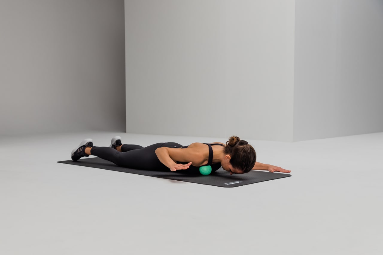 Chest compression mobility blackroll ball 08 web 2 2 Y2 A3815