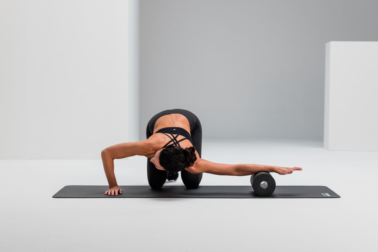 Chest stretch recovery blackroll standard web 1 2 Y2 A2188