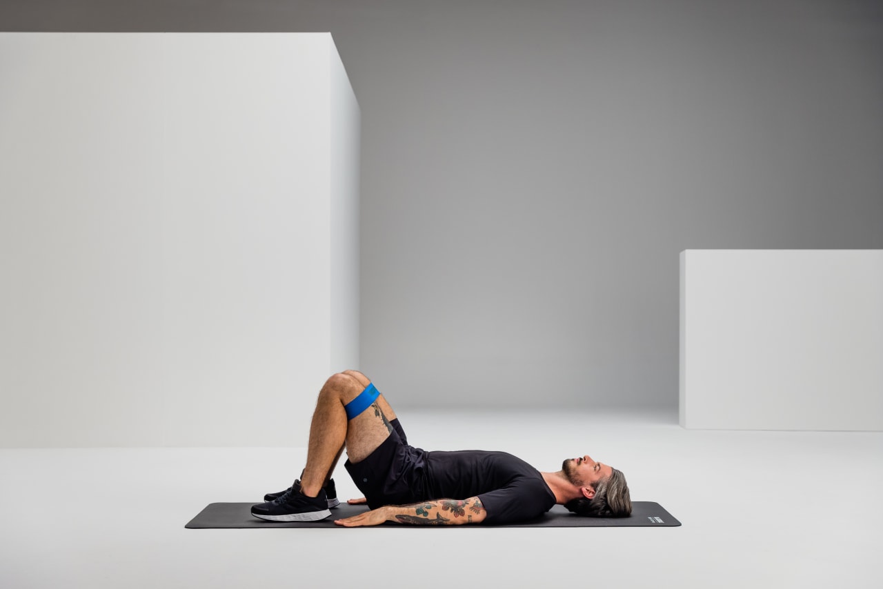 Glute bridge strengthening blackroll loop band web 1 2 Y2 A5282