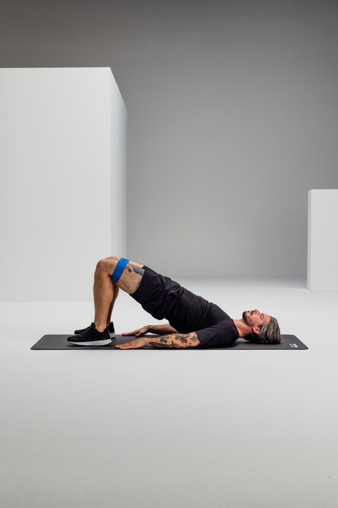 Glute bridge strengthening blackroll loop band web 4 2 Y2 A5300 1