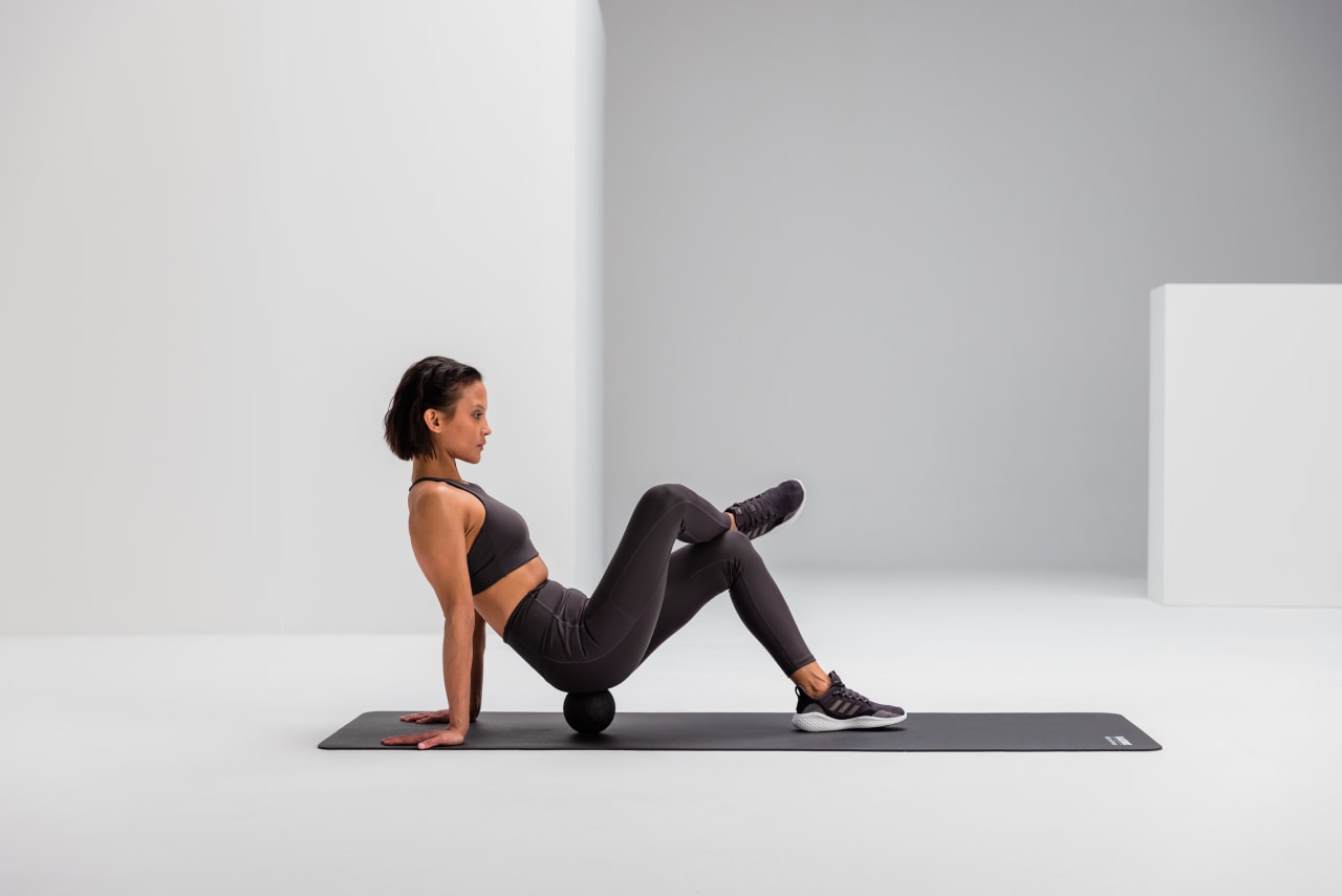 Glute massage recovery blackroll ball 08 blackroll ball 12 web 2 Y2 A8517 1