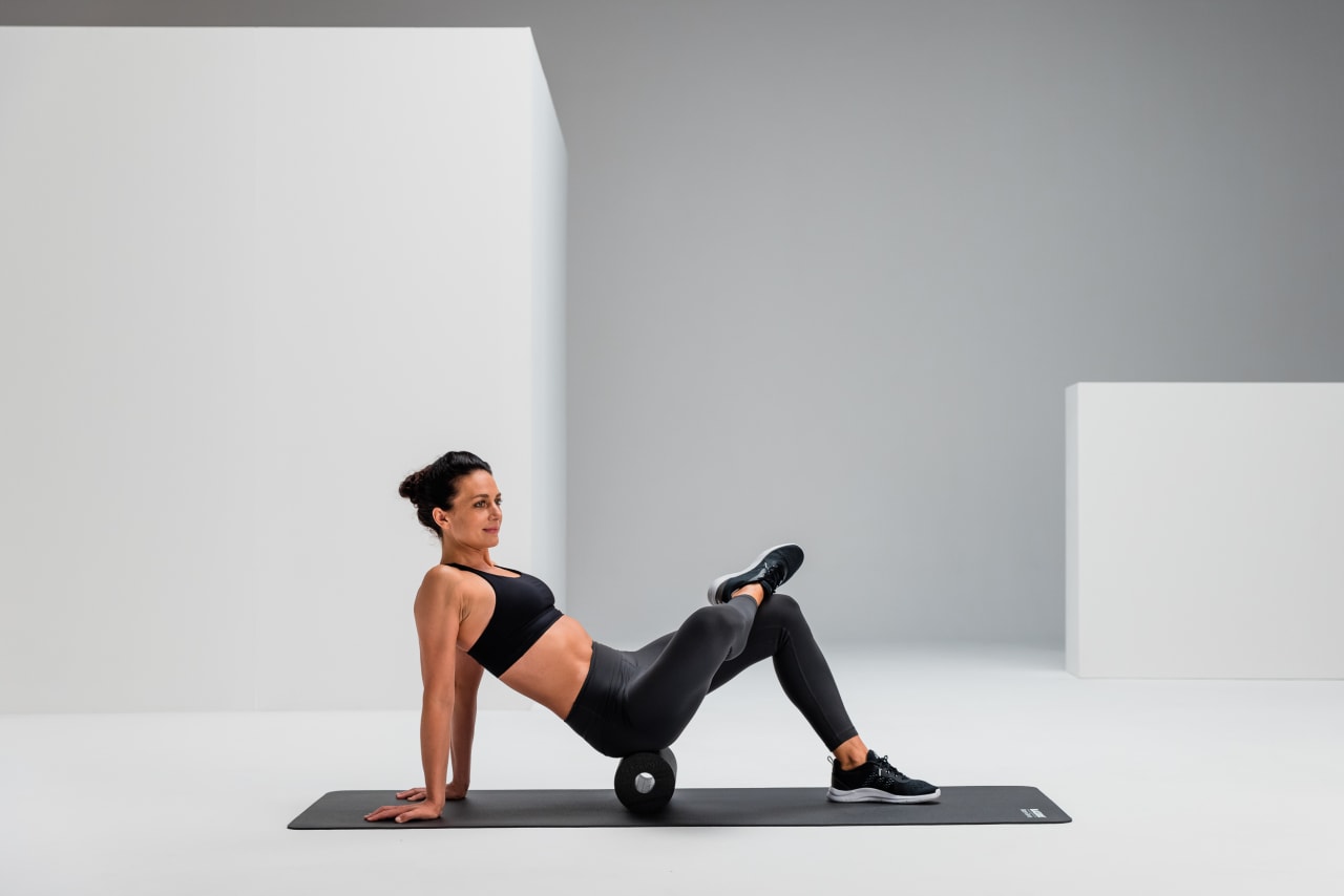 Glute massage recovery blackroll standard web 1 2 Y2 A8254