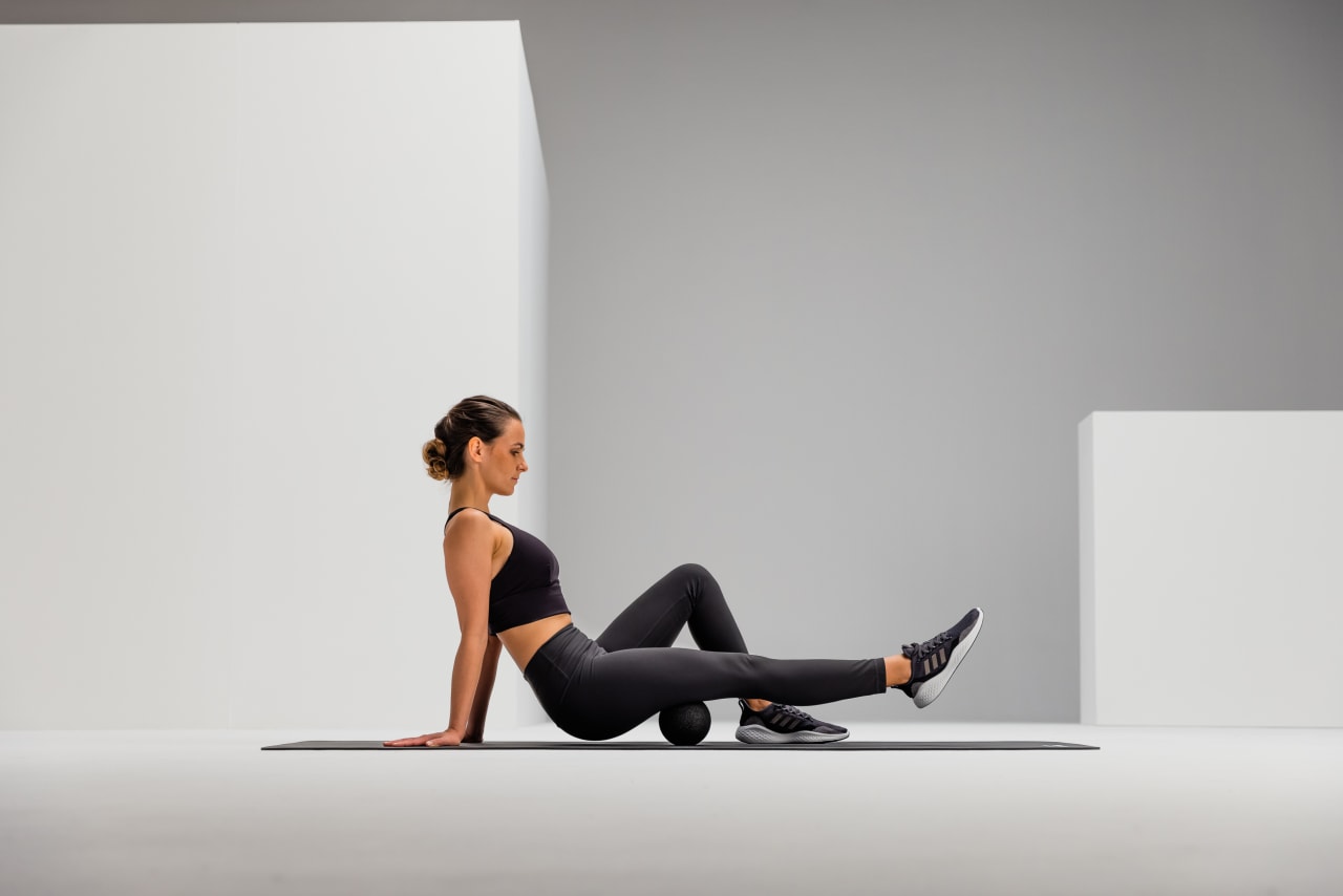 Hamstring compression mobility blackroll ball 08 web 2 Y2 A3722 1