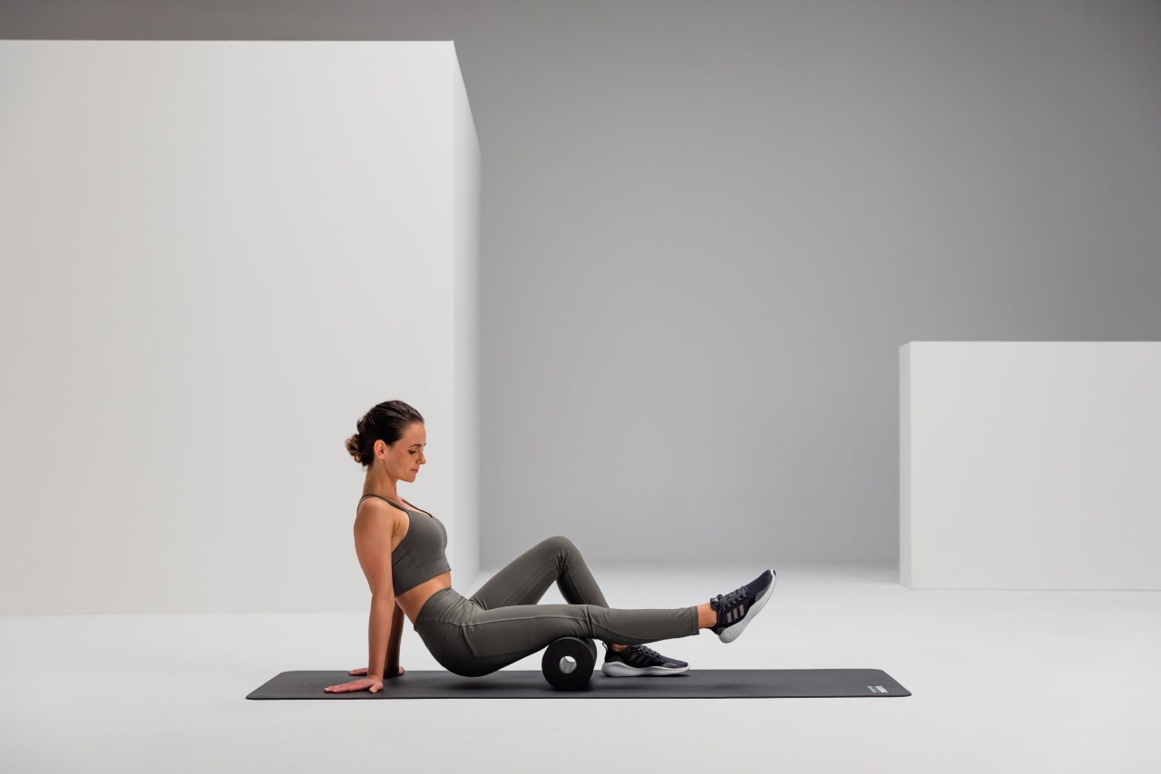 Hamstring massage recovery blackroll standard 1 web 2 Y2 A4825 1