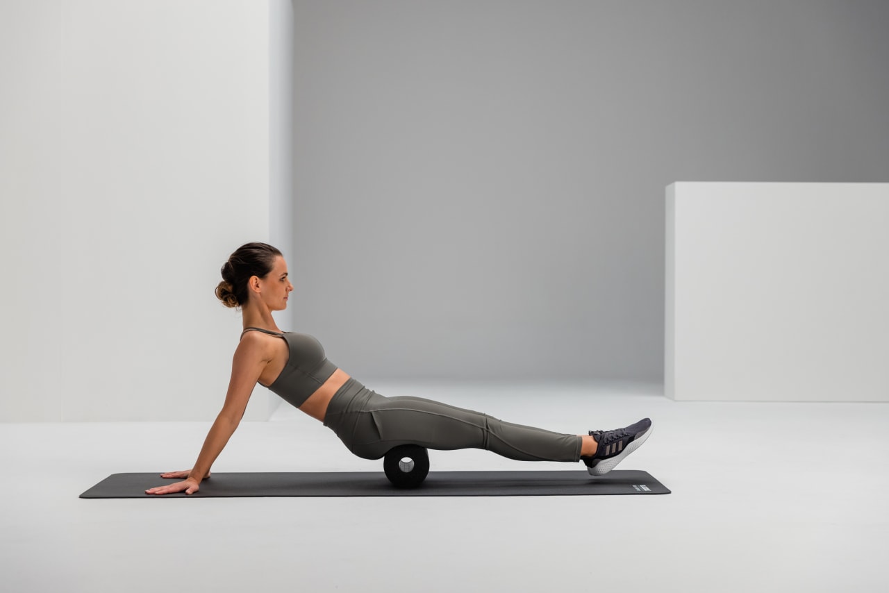 Hamstring massage recovery blackroll standard web 2 2 Y2 A4654 1