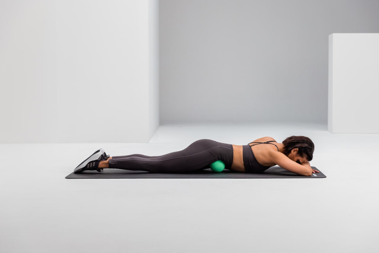 Hip flexor massage recovery blackroll ball 12 web 3 2 Y2 A8508