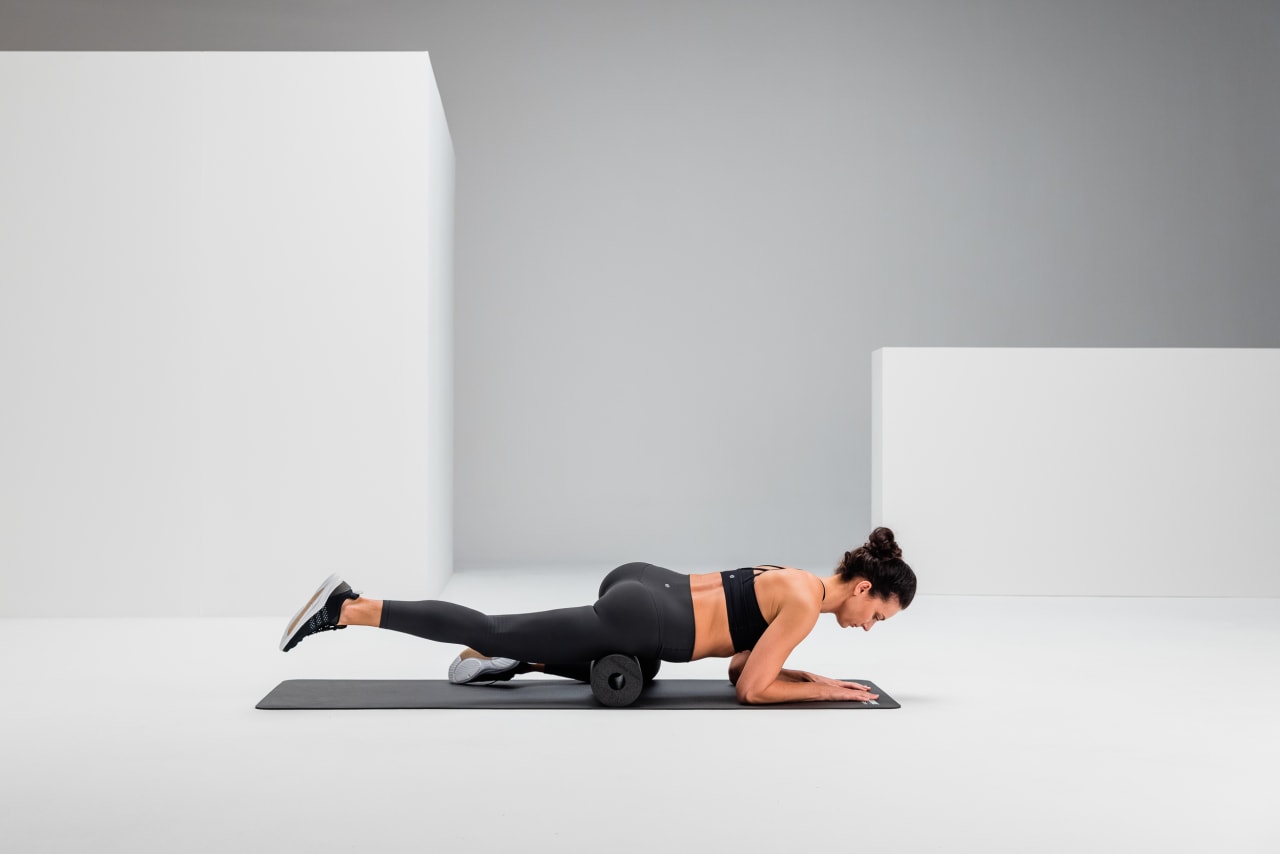 Hip flexor massage recovery blackroll standard web 1 2 Y2 A9160