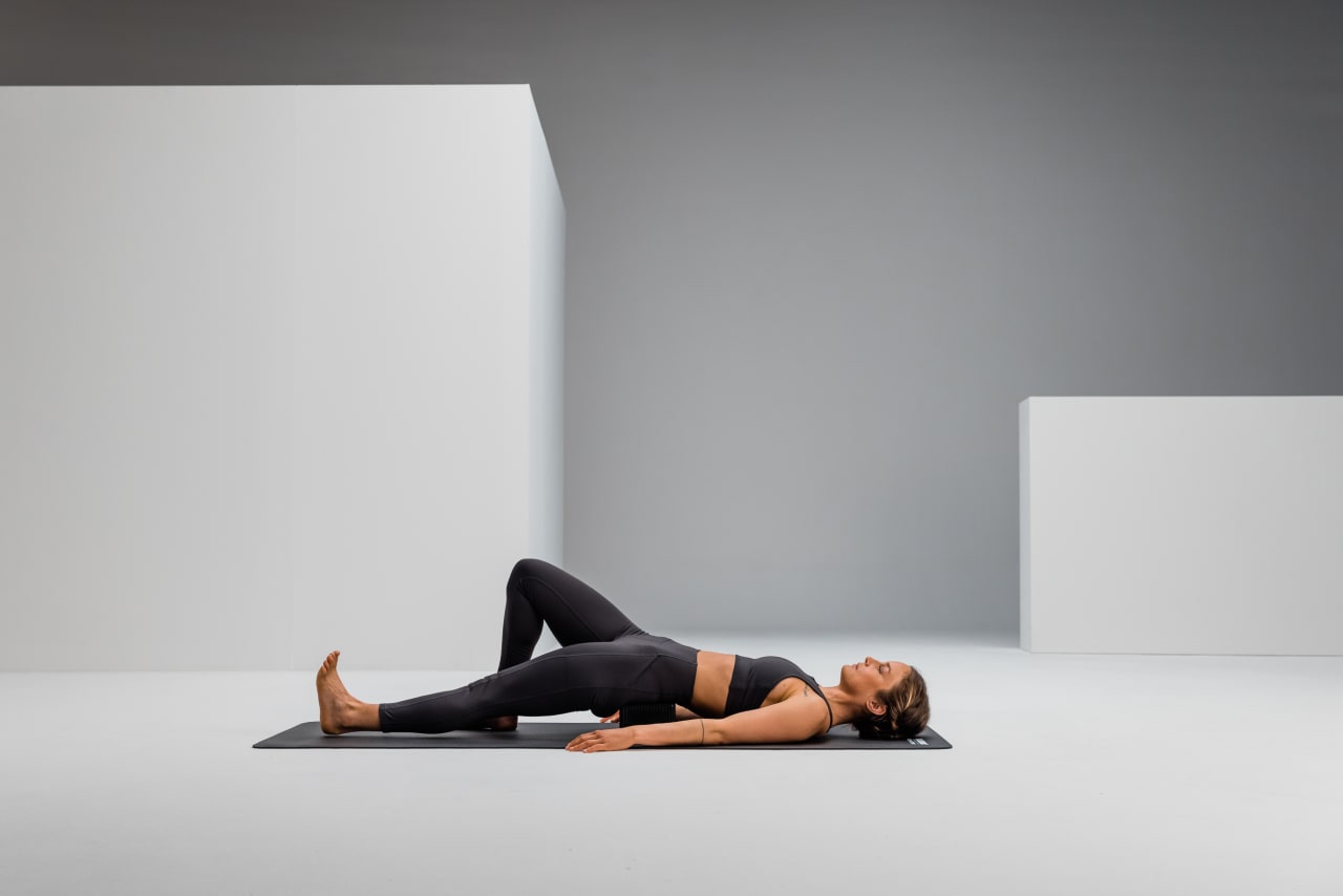 Hip flexor stretch recovery blackroll block web 12 Y2 A1344