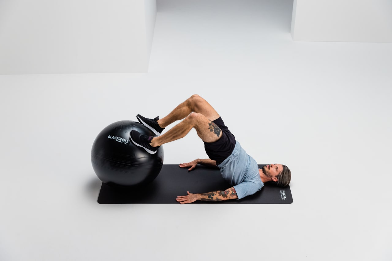 Hip raise activation blackroll gymball web 2 Y2 A6155 1