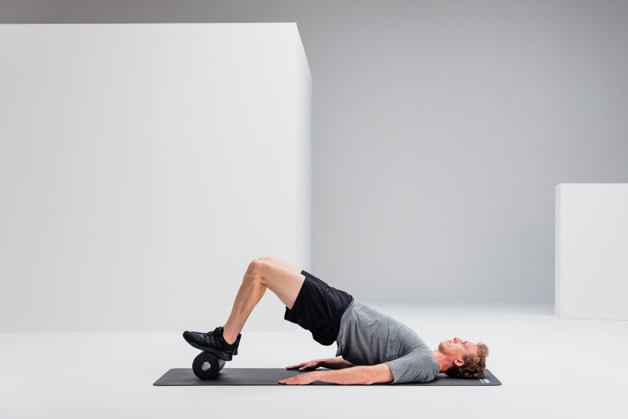 Hip raises strengthening blackroll standard web 2 Y2 A9586