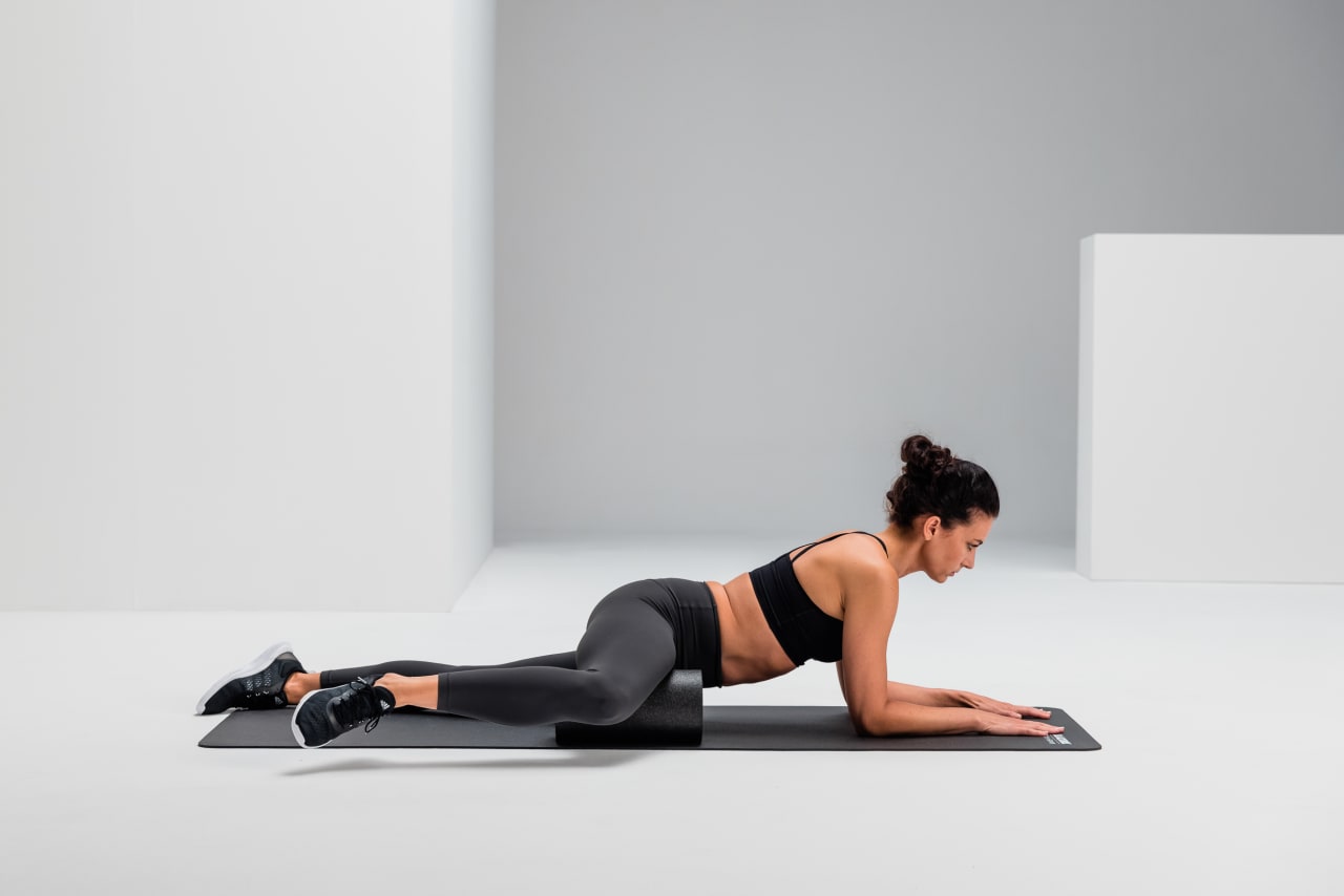 Inner thigh massage recovery blackroll standard web 2 Y2 A9127