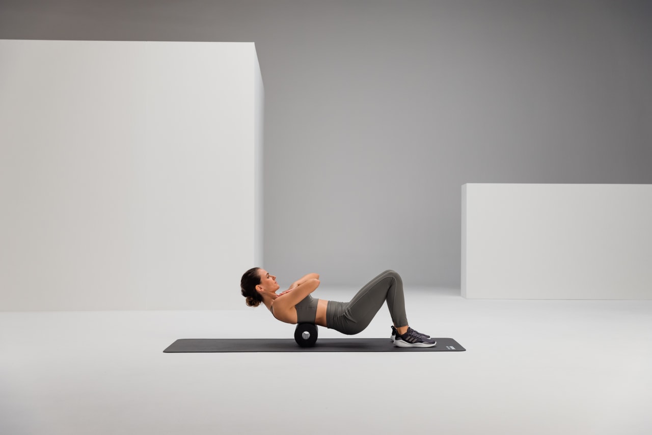 Lower back massage recovery blackroll standard web 2 Y2 A5130 1