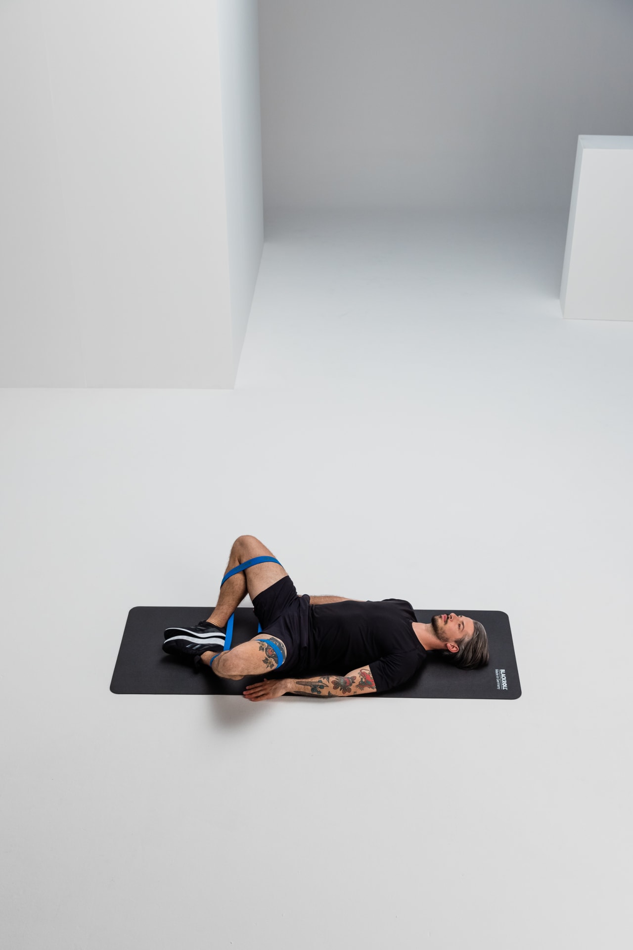 Lying butterfly stretch mobility blackroll super band web 1 2 Y2 A5369 1