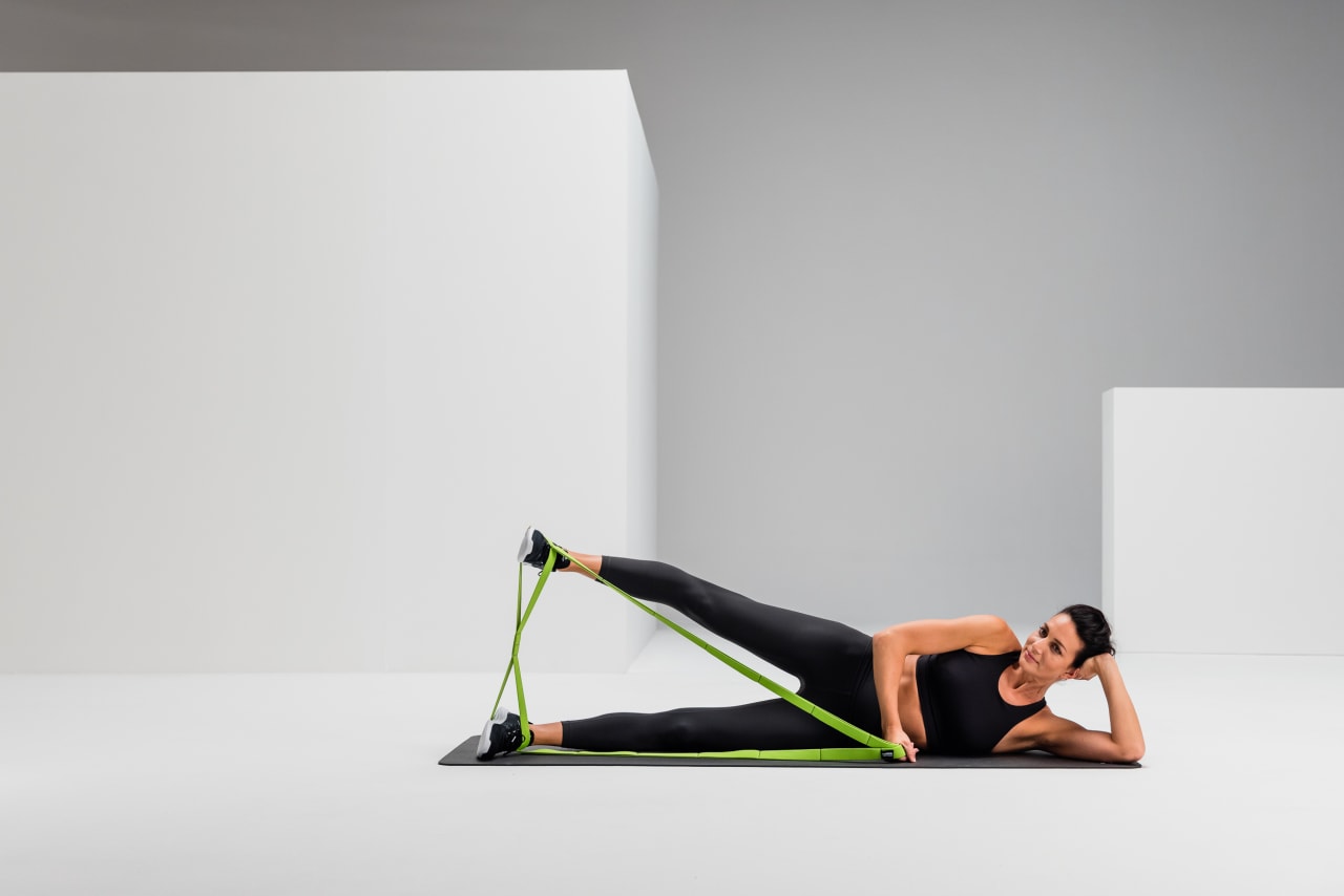 Lying leg abuction strengthening blackroll multi band web 2 2 Y2 A2500