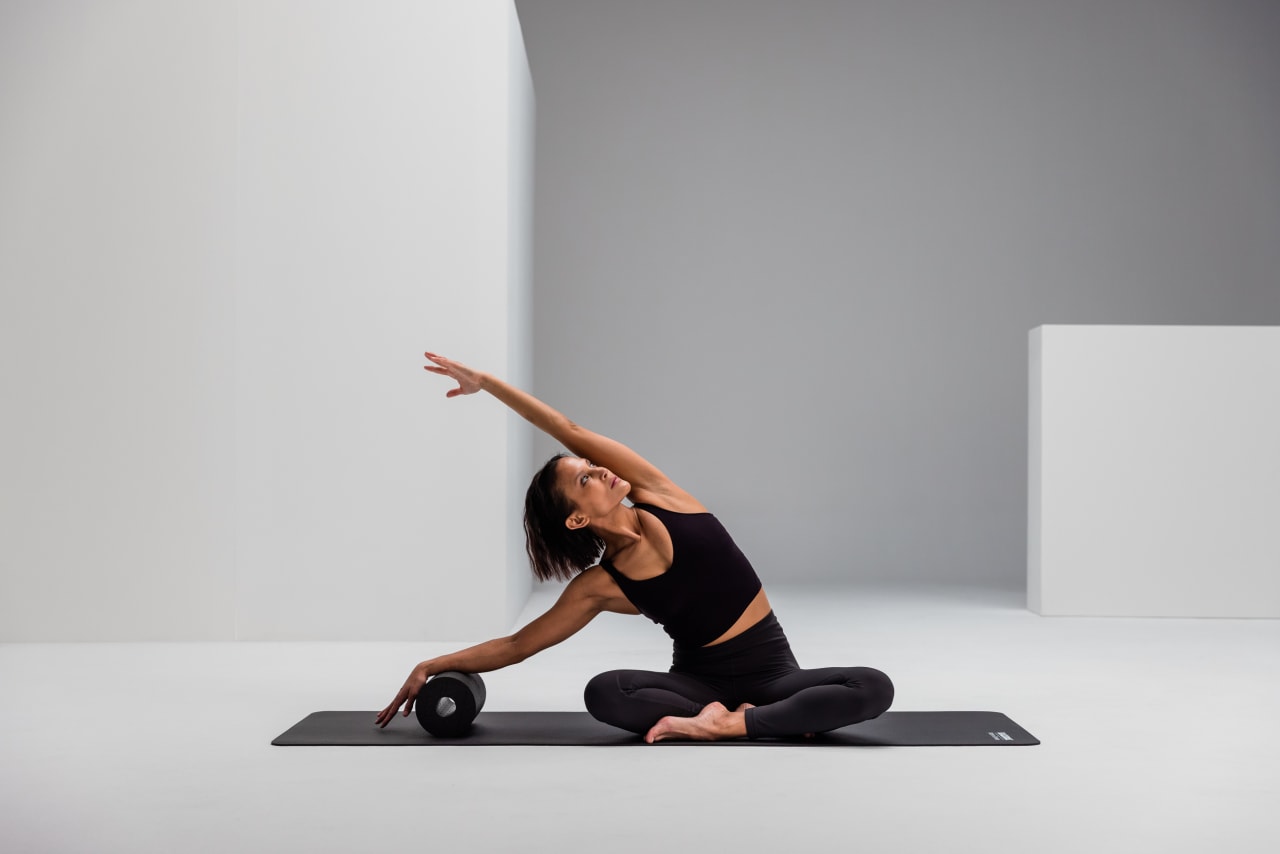 Seated side bend mobility blackroll standard web 2 2 Y2 A8019