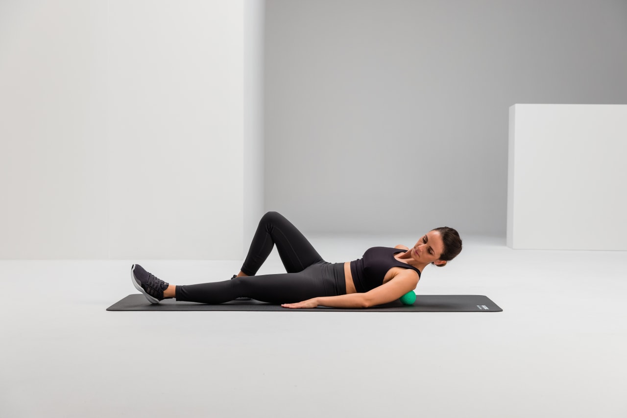 Shoulder massage recovery blackroll ball 08 blackroll ball 12 web 1 2 Y2 A4555