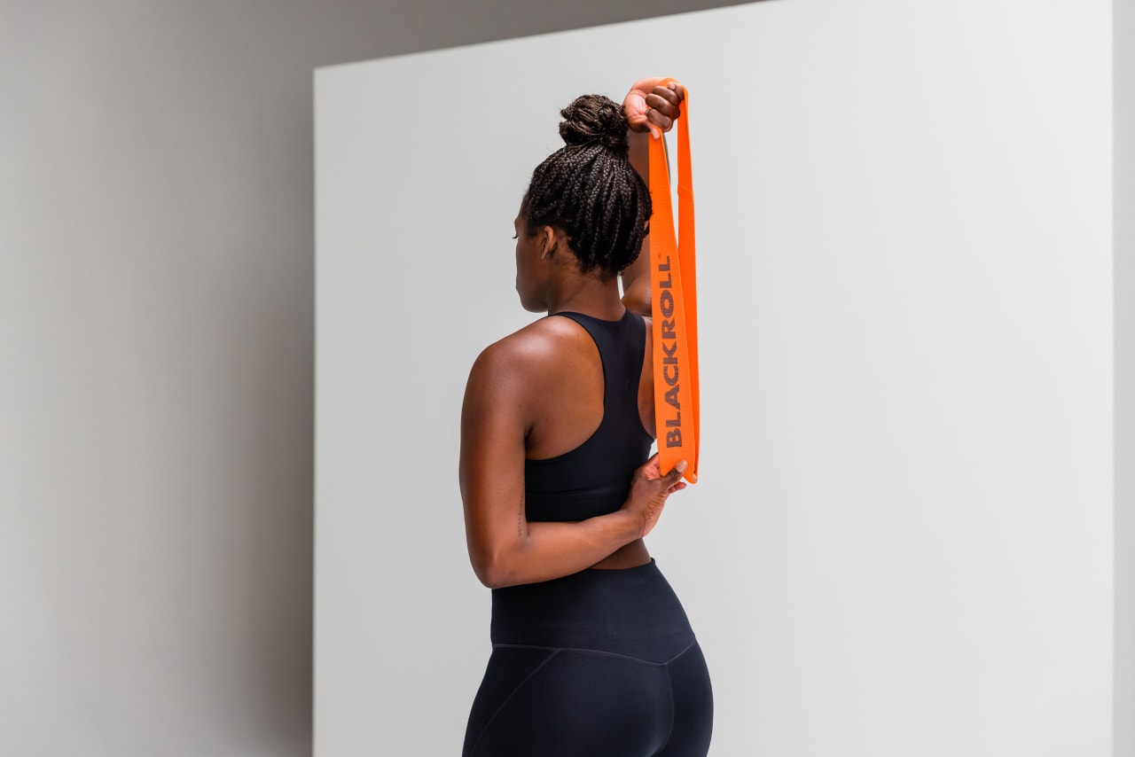 Shoulder stretch mobility blackroll loop band web 1 2 Y2 A3546