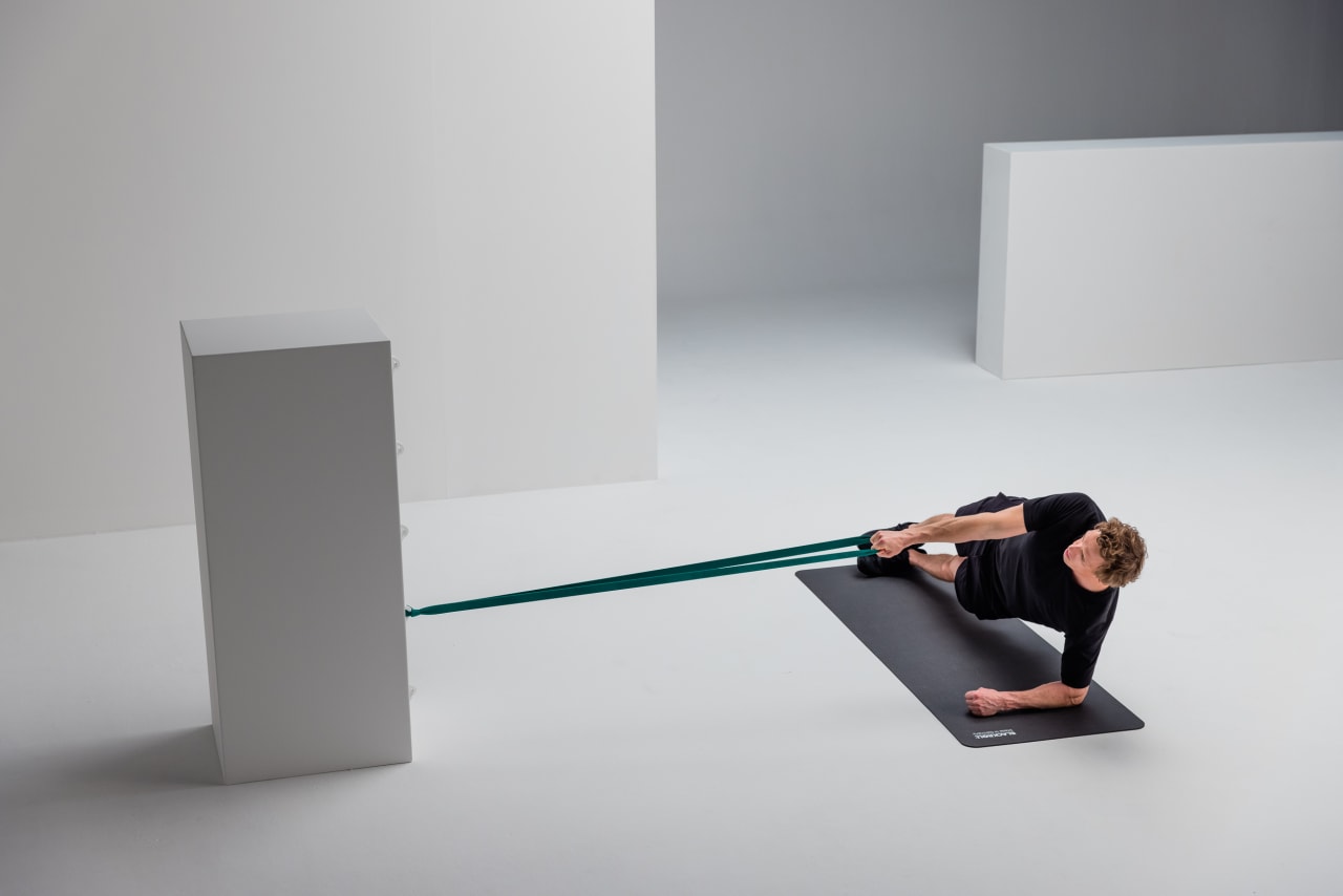 Side plank rowing strengthening blackroll super band web 2 Y2 A7717