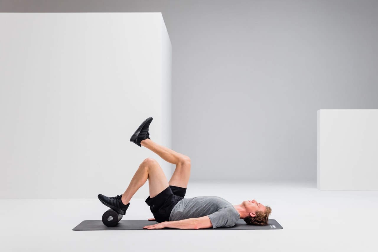 Single leg hip lifts strengthening blackroll standard web 2 Y2 A9648