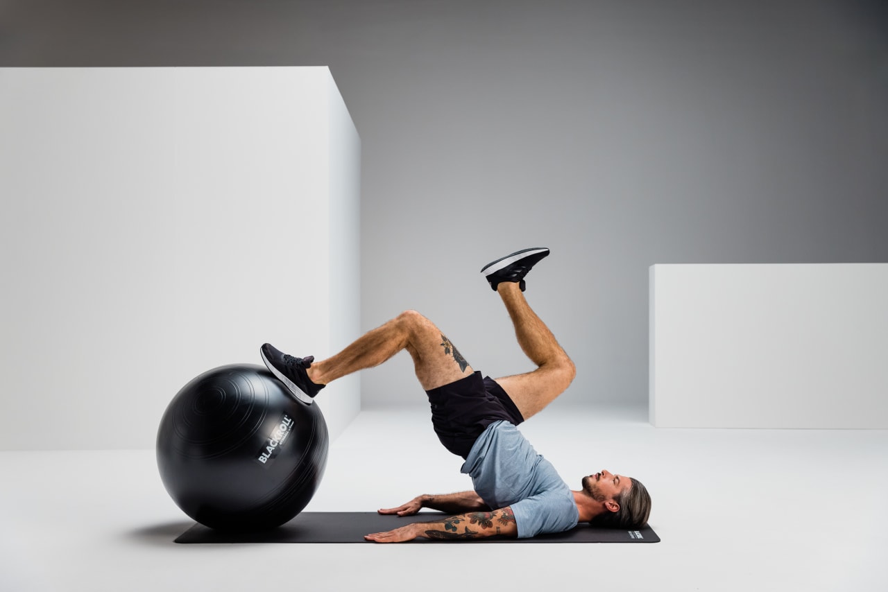 Single leg hip raises strengthening blackroll gymball web 5 2 Y2 A6259