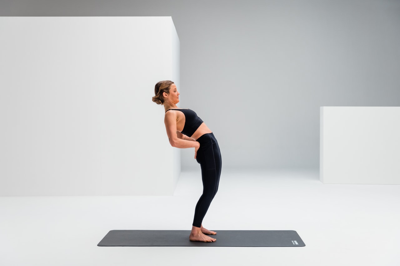 Standing backbend mobility blackroll no tool web 1 2 Y2 A2529 1