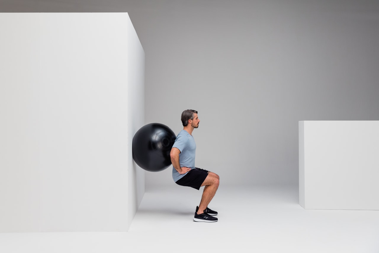 Wall squat strengthening blackroll gymball web 3 2 Y2 A6778