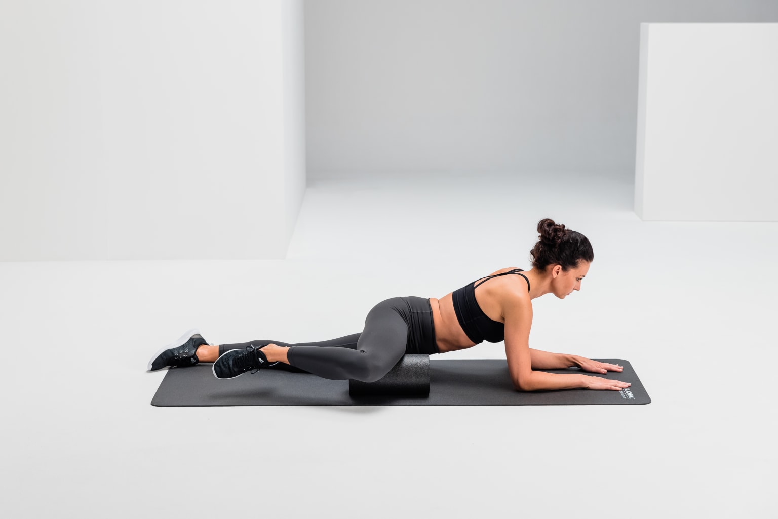 rouleau_de_fascias_noir_exercice_cuisse_avant