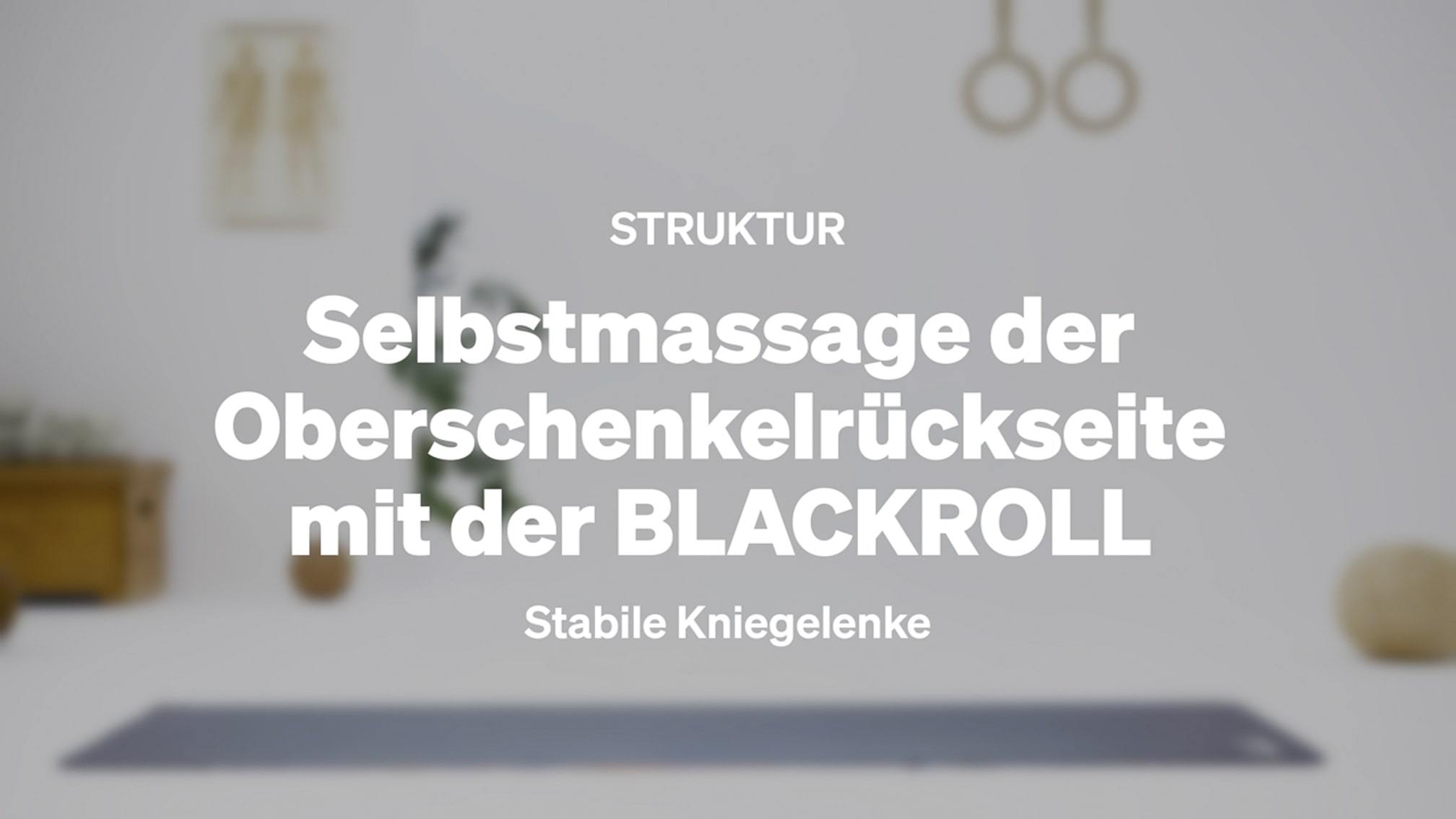 Selbstmassage der Oberschenkelrückseite mit der BLACKROLL