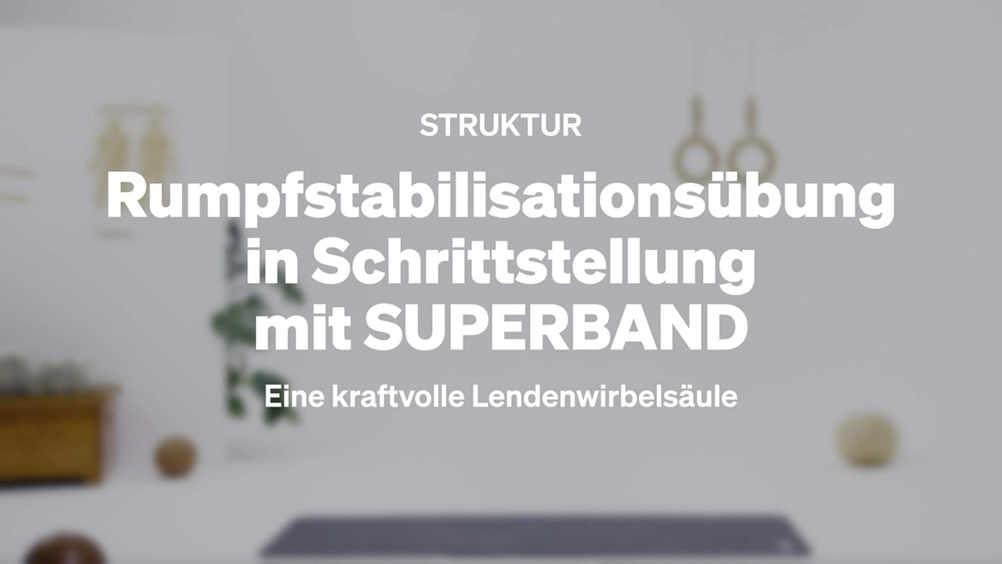 Rumpfstabilisationsübung in Schrittstellung mit SUPERBAND