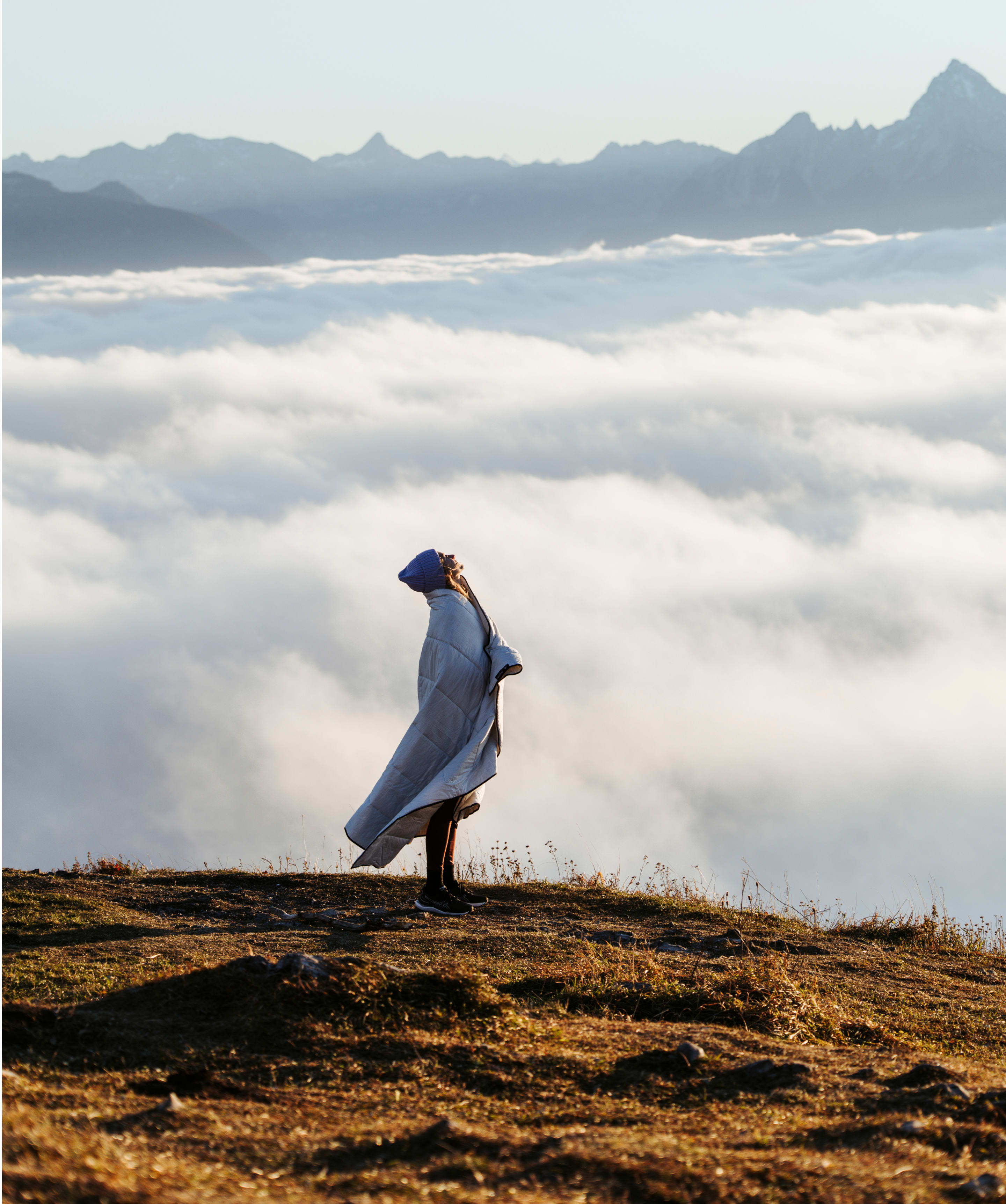 Frau mit Blackroll Recovery Blanket Bettdecke auf den Bergen