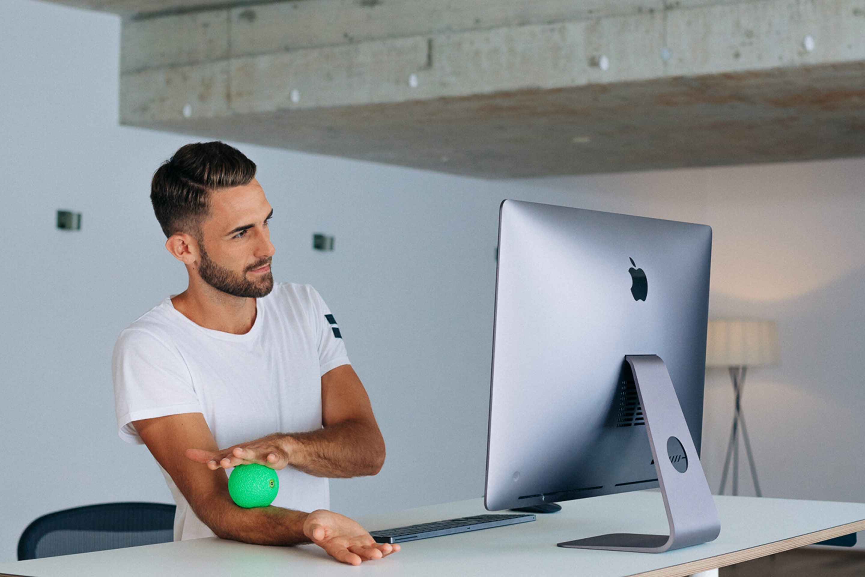 Mehr Bewegung am Arbeitsplatz durch einen höhenverstellbaren Schreibtisch