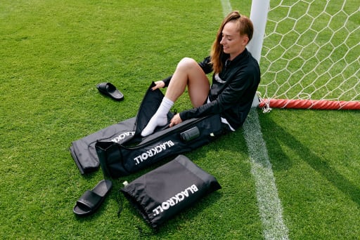 COMPRESSION BOOTS werden angelegt auf dem Fußballplatz