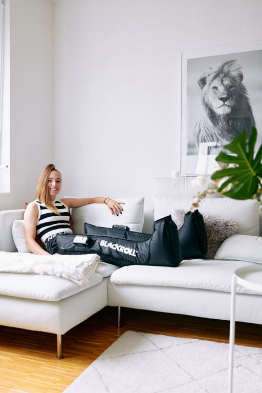 COMPRESSION BOOTS bei Sophia Kleinherne zuhause