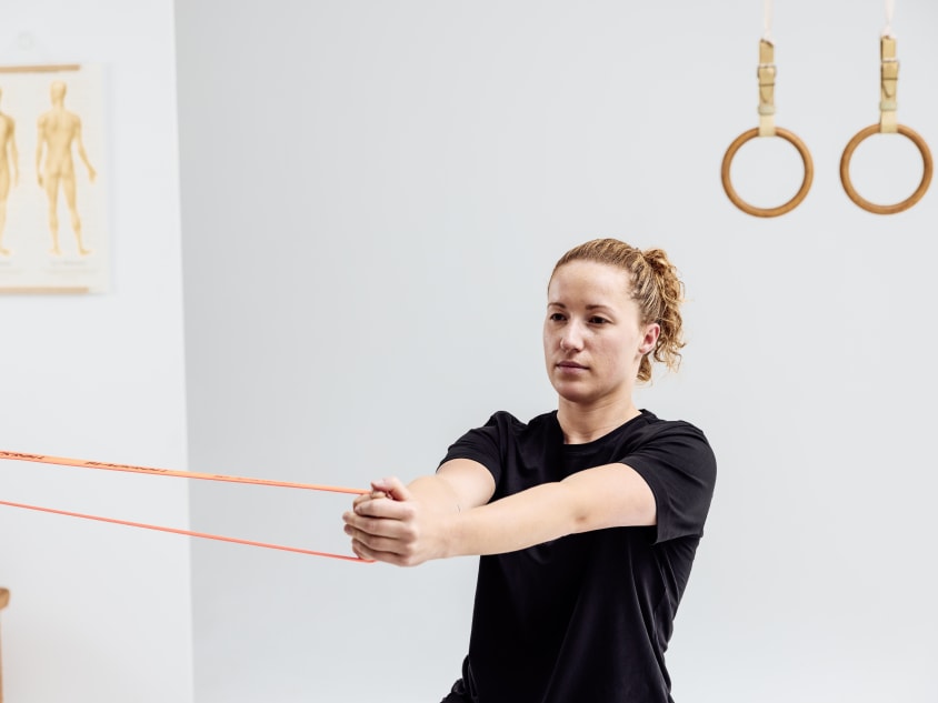 07 LWS 1 Balance 4 Rumpfstabilisationsuebung im Halbkniestand mit SUPERBAND 3 eci RGB highres