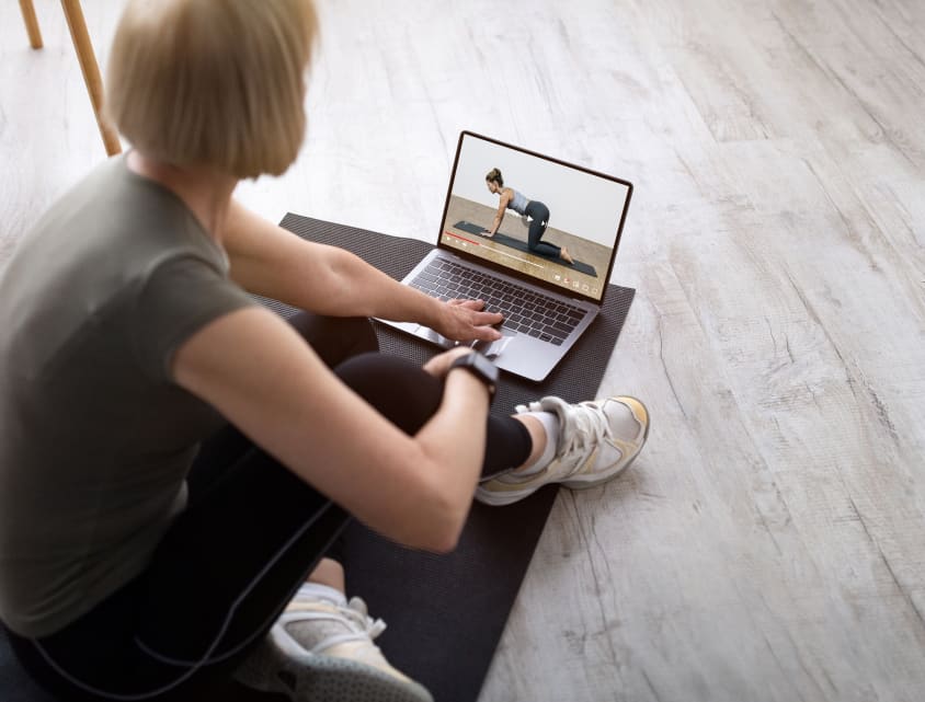 Frau Laptop Screen Praeventionskurs crop high