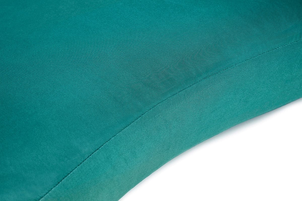 Close-up van de BLACKROLL® PILLOW CASE ACTIVE in teal – waterafstotend TPU-gecoat oppervlak